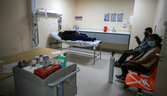 El registro de muertos sumó 53 nuevos casos y se ubicó en 12.158 confirmados por pruebas PCR y 4.899 fallecidos probables, precisó la cartera sanitaria en su parte oficial diario.