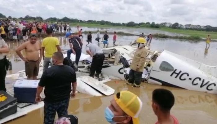 Los cuerpos fueron sacados de la avioneta y llevados al Instituto Forense de Guayaquil.