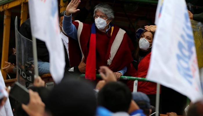 El candidato a la Presidencia de Ecuador Guillermo Lasso (c), junto a su esposa Maria de Lourdes (d), participan en una caravana con simpatizantes como parte del cierre de campaña, de cara a la segunda vuelta, el 7 de abril de 2021 en Quito (Ecuador).