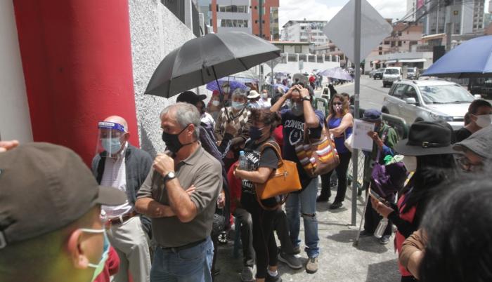 Las largas filas para acceder a la vacuna se repitieron hoy.