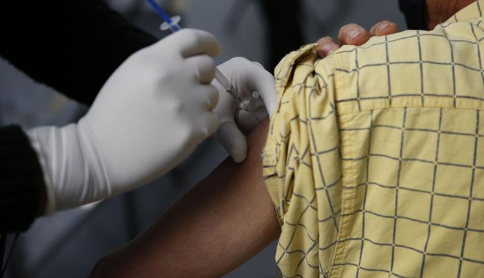 Los sujetos acudieron al centro de vacunación con el pelo pintado para aparentar canas, cubiertos con guantes y caretas.