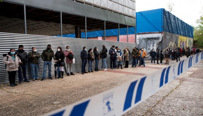 Varios votantes ecuatorianos esperan su tuno para participar en la segunda vuelta de las Elecciones 2021 este domingo, en el Pabellón de Cristal de la Casa de Campo de Madrid.