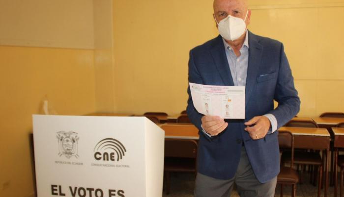 Alfredo Borrero ejerció su derecho al voto en la ciudad de Cuencxa.