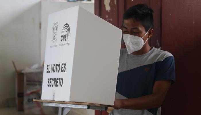 Miembros de la comunidad indígena de Ecuador, un 7% de la población, ejercen hoy su derecho al voto en el cantón Joya de los Sachas, en la Amazonía (Ecuador).