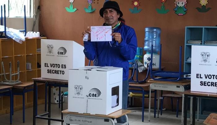 Yaku Pérez (foto), quien muestra el tarjetón electoral con su nombre escrito para anular el voto, durante la segunda vuelta de ayer domingo, en la provincia de Azuay (Ecuador).