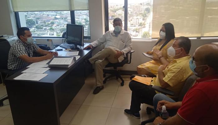Operativo. Agentes encubiertos y uniformados se desplegaron en todos los recintos para ejecutar las boletas.