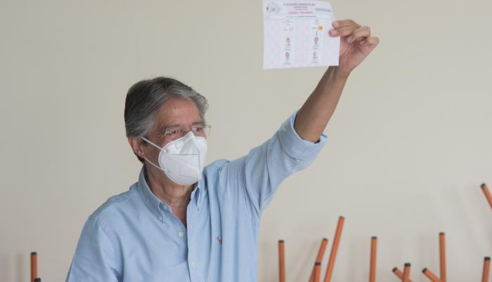 Guillermo Lasso saluda el 11 de abril de 2021 mientras vota en Guayaquil (Ecuador).