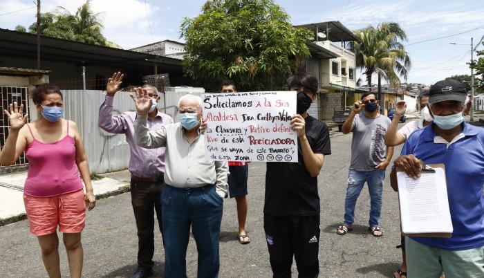 Vecinos con pancartas rechazan la recicladora.