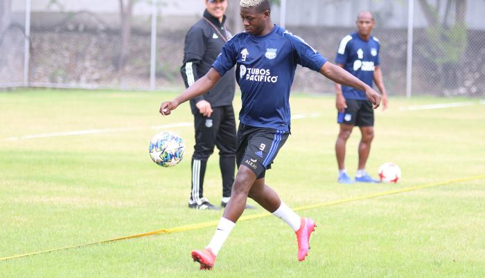 Alejandro-Cabeza-Emelec-atacante