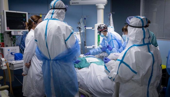 La investigación sugiere que los cambios neurológicos que suelen darse en estos pacientes se pueden deber a la inflamación desencadenada por el virus en otras partes del cuerpo o en los vasos sanguíneos del cerebro.
