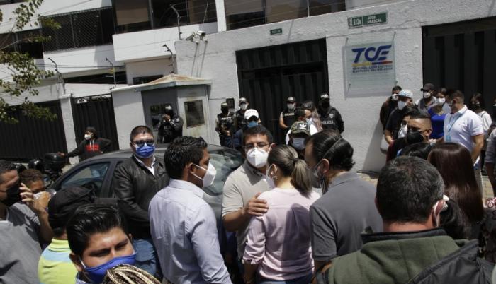 Hay una disputa entre Unes y el PSC por una curul en el sur de la provincia Un grupo de asambleístas electos por la alianza Unión por la Esperanza (Unes) realizó este 21 de abril de 2021 una protesta en los exteriores del Tribunal Contencioso Electoral (T