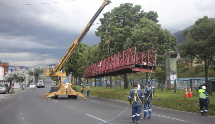 Un puente se cayó en el norte de Quito. La causa fue un impacto vehicular.