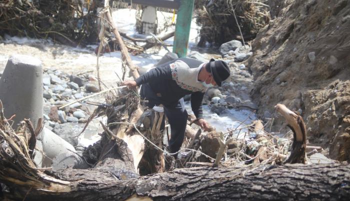Familiares buscan a las personas desaparecidas luego del desbordamiento del Río Monjas.