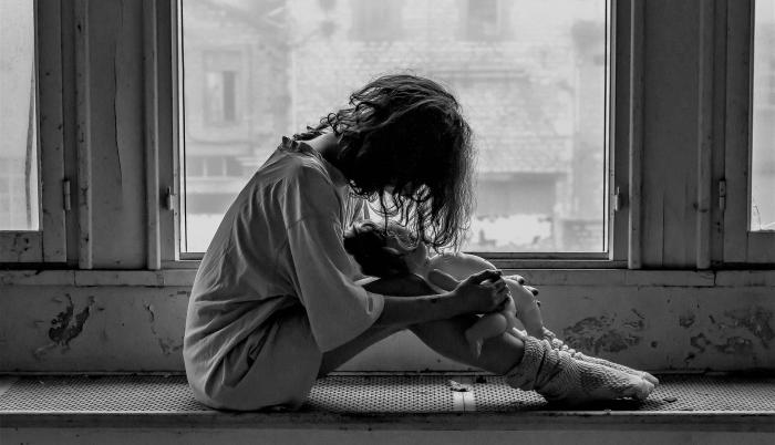 Mujer con profunda tristeza