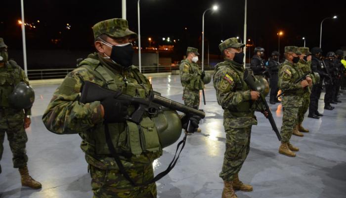MILITARES