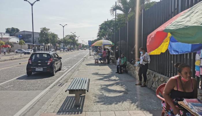 En la zona tampoco hay sombras que puedan hacer más cómodo el andar el peatón.