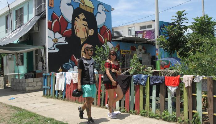 Bienal. María Fernanda López camina en Nuevo Ceibos, donde se ejecuta el proyecto artístico.