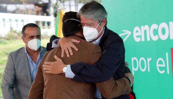 Guillermo Lasso abraza a Jonathan Freire, activista de la comunidad LGBT, 26 abr. 21