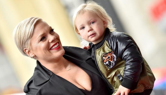 Pink y su hijo.