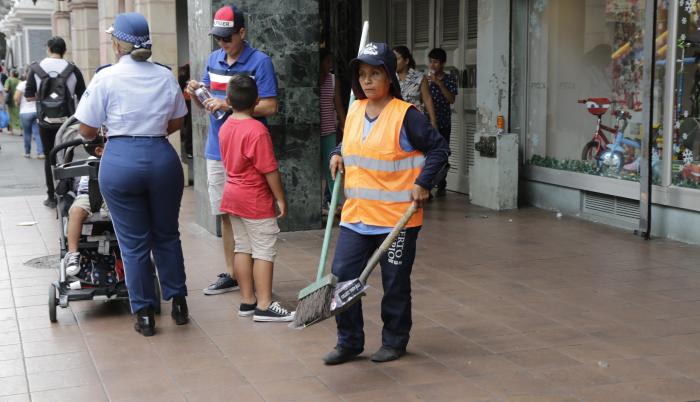 Una mujer barre calles del centro de la urbe. Algunos trabajadores de Siglo XXI son contratados.