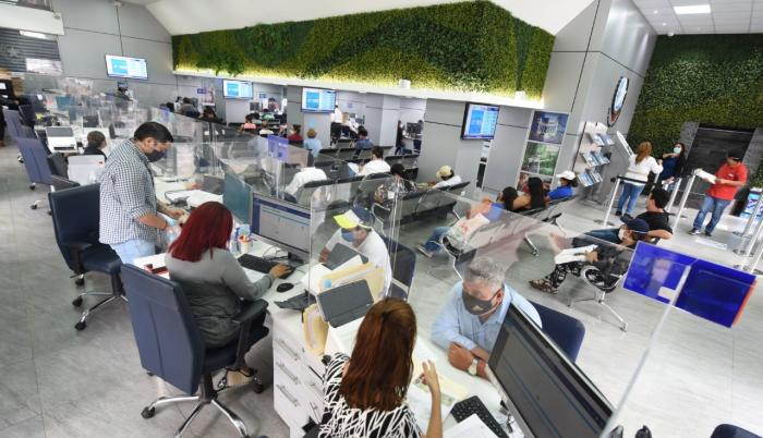 Funcionarios trabajan en ventanilla universal, inaugurada en la administración anterior.