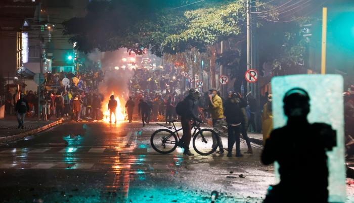 Integrantes del Escuadrón Móvil Antidisturbios (ESMAD) se enfrentan a manifestantes, el 1 de mayo de 2021, en Bogotá (Colombia).
