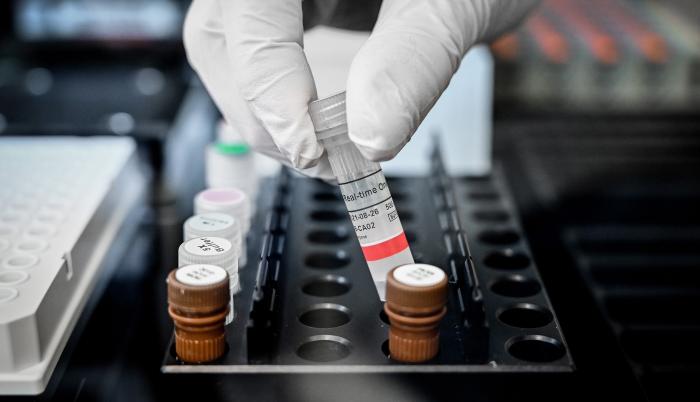 En una segunda parte del estudio, el equipo de investigación también analizó cerca de 2.000 mutaciones que han surgido en el SARS-CoV-2 desde el inicio de la pandemia.