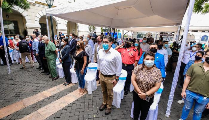 Personal municipal, en un acto público.