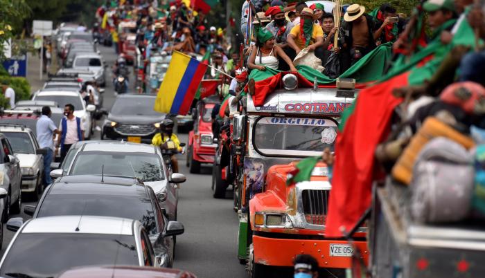 Ind genas colombianos parten de Cali al sur del pa s en colorida