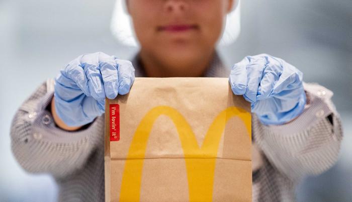 McDonald's explicó que durante los próximos meses prevé elevar los salarios de más de 36.500 empleados una media del 10 %, empujando los sueldos de entrada a entre 11 y 17 dólares la hora, en función del lugar.