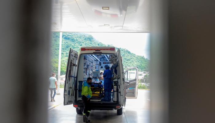 Una ambulancia llega a la sala de emergencias, el 13 de marzo de 2021, en el Hospital del Instituto Ecuatoriano de Seguridad Social (IESS), en Guayaquil (Ecuador).