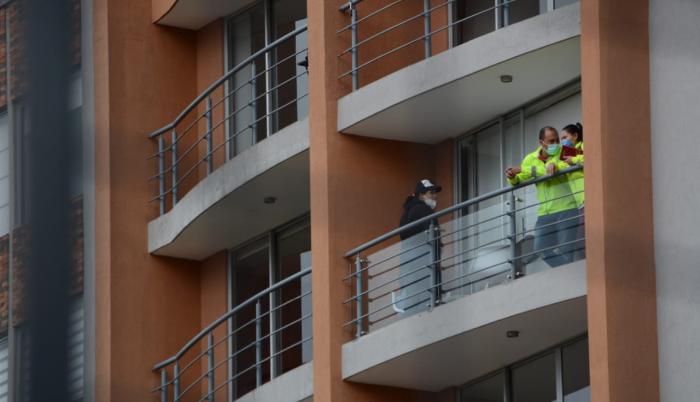 La Policía Nacional llegó al edificio Plaza en el sector de El Bosque, en el norte de la ciudad capital, en respuesta a una llamada de auxilio.