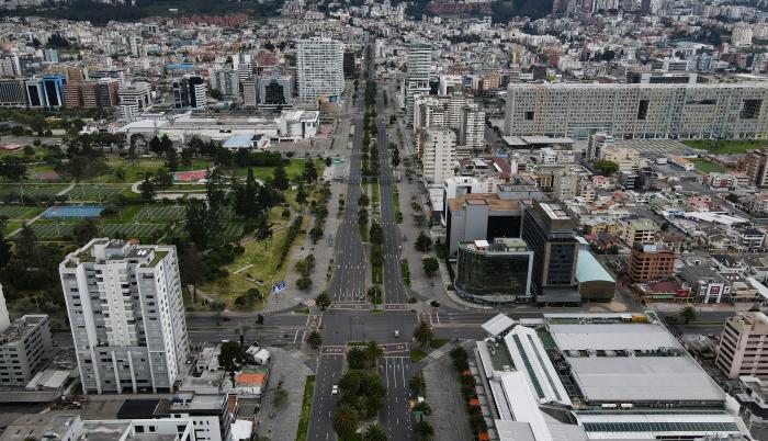 Fotografías tomadas desde un dron de calles vacías, el 16 de mayo de 2021, en el último fin de semana de confinamiento masivo en 16 de las 24 provincias de Ecuado.