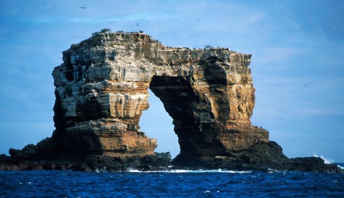 El llamado Arco de Darwin es una piedra natural que en algún momento formó parte de la isla del mismo nombre, a la que no hay como visitar por tierra, por norma de protección de la biodiversidad del archipiélago ecuatoriano.