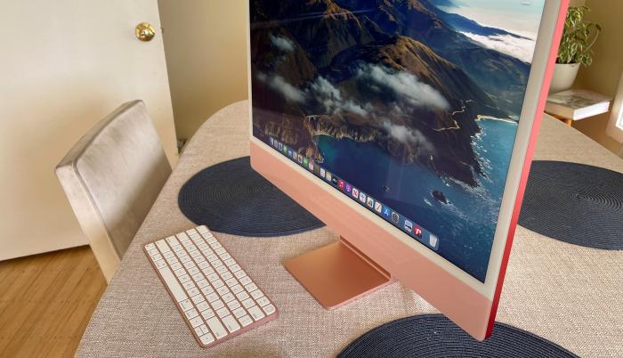 El nuevo computador de escritorio iMac de Apple es el primero que la empresa ha construido en torno a su chip de fabricación propia M1, lo que le ha permitido integrar la potencia de este procesador en un diseño ultrafino que lo convierte en una buena opc