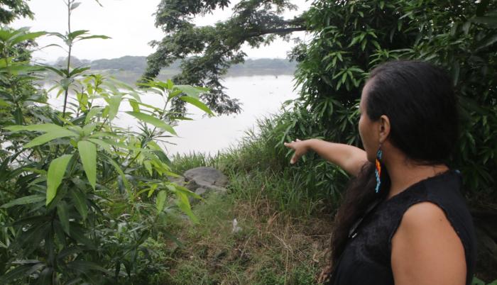 Verónica Cortez señala la maleza y el lugar donde se acumulan desechos.