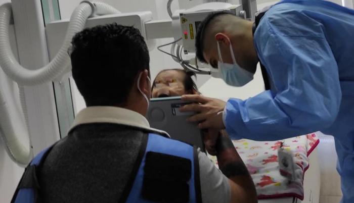 Amberly, en una revisión médica que sus padres compartieron en redes.