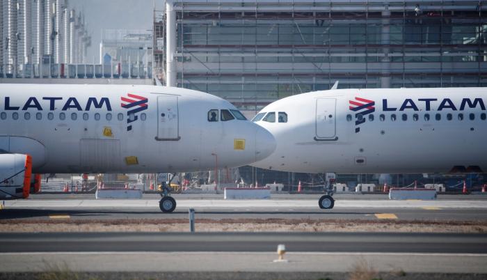 Fotografía de aviones de la aerolínea LATAM hoy, en el aeropuerto Internacional Arturo Merino Benítez de Santiago (Chile).