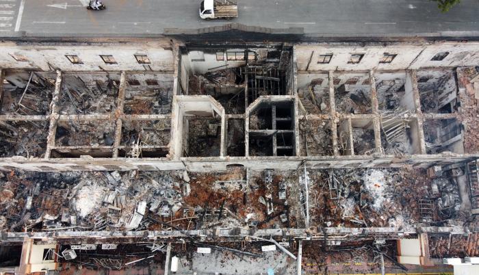 Fotografía aérea realizada con un dron que muestra las cenizas y los escombros que dejó un incendio provocado en el Palacio de Justicia en la noche de este martes, en Tuluá (Colombia).