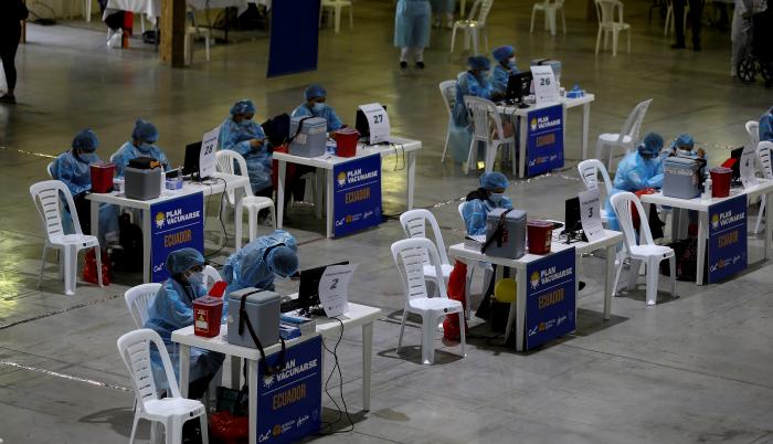 Vista general de una jornada de vacunación contra la covid-19 para personas con discapacidad y adultos mayores en el Centro de Exposiciones en Quito (Ecuador).