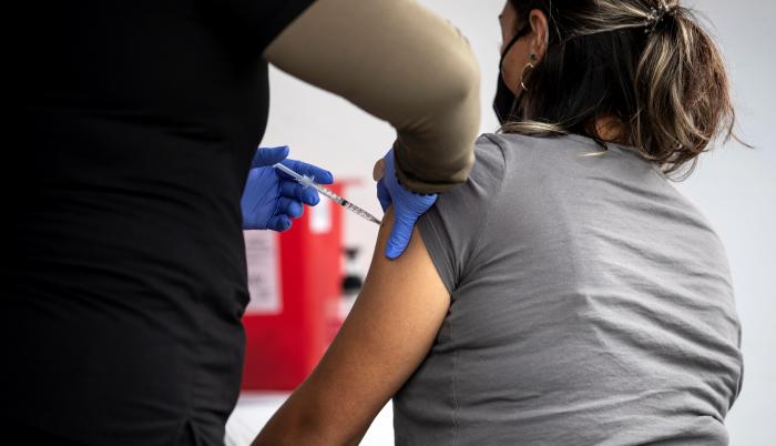 Una mujer recibe una vacuna contra la covid-19 en Los Ángeles, California (EE.UU.).