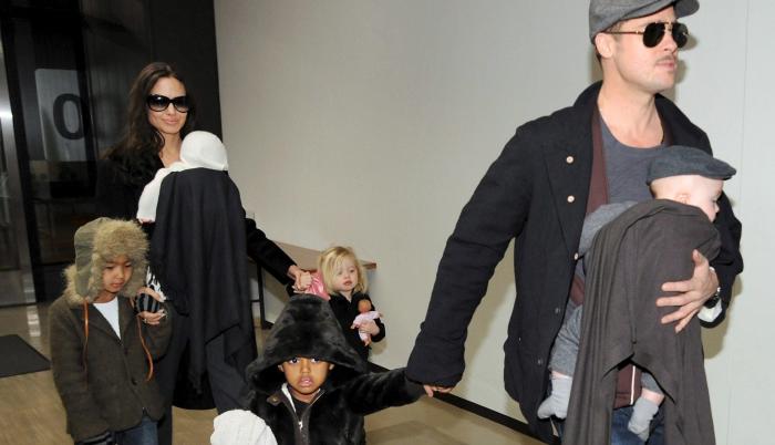 Fotografía de archivo tomada el 8 de noviembre de 2016 que muestra a la actriz estadounidense Angelina Jolie (2i) y al actor Brad Pitt (2d) junto a sus hijos Knox (d), Zahara (3d), Vivienne (3i), Maddox (i) y Shiloh (c) a su llegada al aeropuerto internac