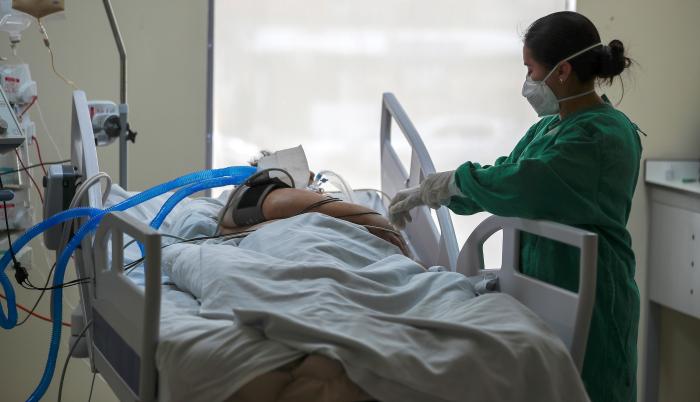 Vista de una integrante del equipo de salud mientras atiende a un paciente con covid-19, en la unidad de emergencia del hospital Iess del Sur en Quito (Ecuador).