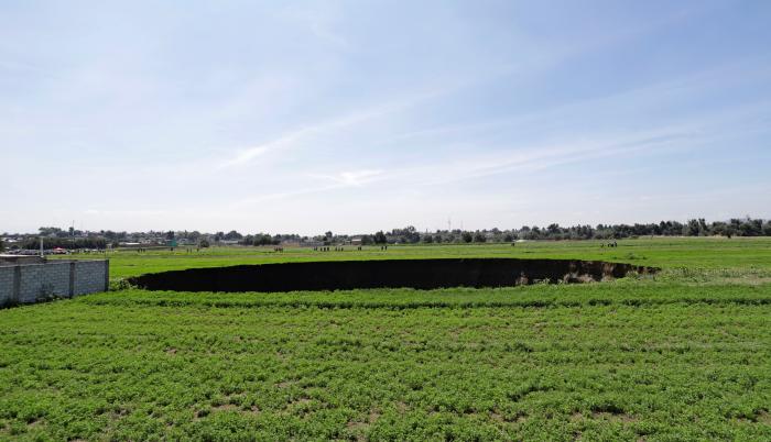 Vista de un enorme socavón, en la zona de cultivo la loma, del municipio de Juan C. Bonilla estado de Puebla (México)
