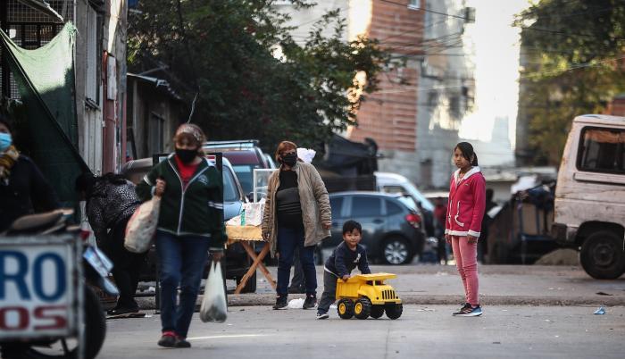 Niños juegan en el barrio Padre Rodolfo Ricciardelli, más conocido como villa 1-11-14, el 27 de mayo de 2021 en Buenos Aires (Argentina).