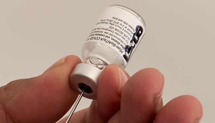 Detalle de la vacuna de Pfizer-BioNTechal contra la covid-19.