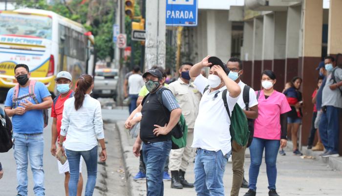 Desesperación. Al mediodía deja de haber buses en la urbe porteña.