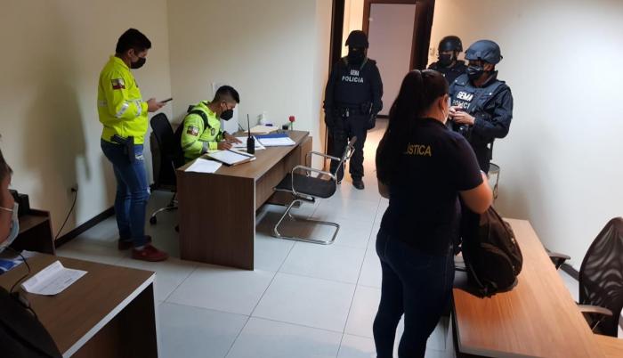 Según la Fiscalía General del Estado (FGE), los detenidos son investigados por el delito de peculado en la compra de insumos y prótesis para hospitales del IESS.