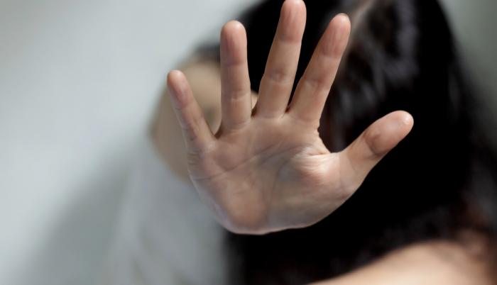 El progenitor amenazó a su víctima con hacer lo mismo a su hermana menor si contaba lo sucedido, aclara el escrito.
