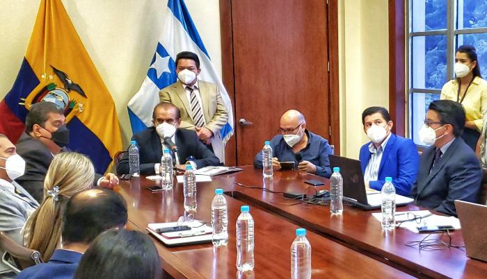 Reunión entre el gobernador del Guayas Vicente Taiano y rectores de la universidad.